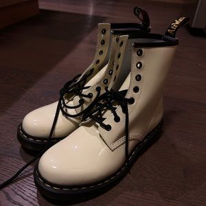 DOC MARTENS. PASTEL YELLOW